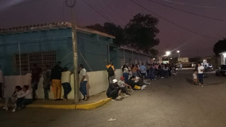 Coro| Cola en la escuela Regina Pía de Andara de La Cañada da la vuelta a la cuadra