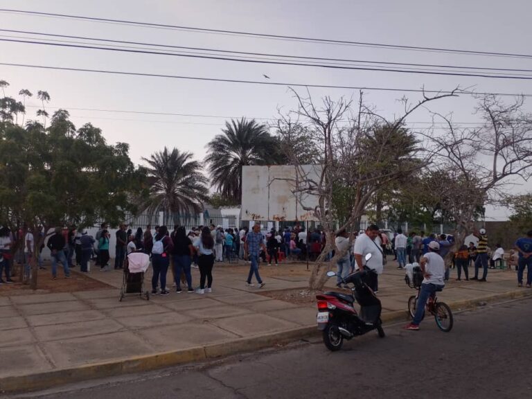 Punto Fijo| Con colas desde la madrugada inicia el proceso electoral en Las Margaritas