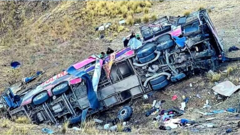 Al menos 21 personas mueren en Perú por la caída de un autobús a un abismo