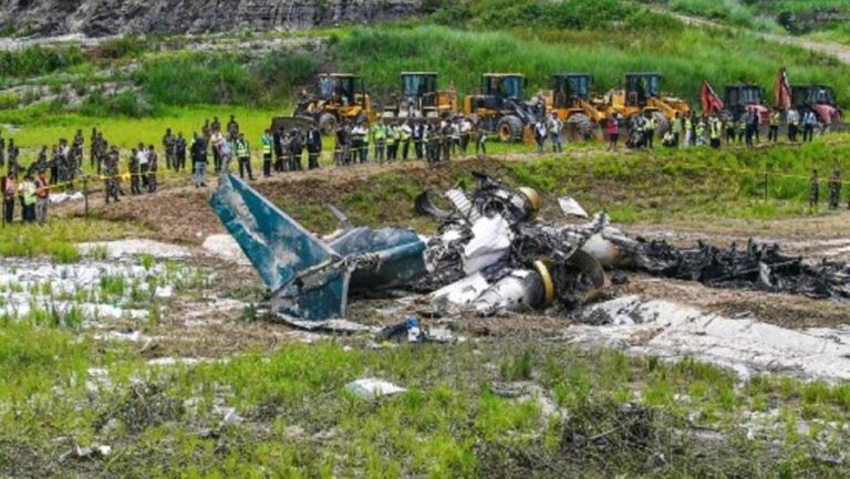 Un avión se estrella en aeropuerto de Nepal tras despegar y deja 18 fallecidos