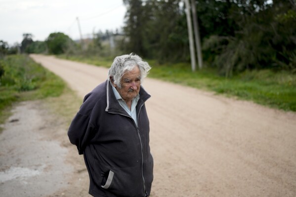 Mujica está en “el momento más difícil” de su terapia oncológica, reveló su esposa