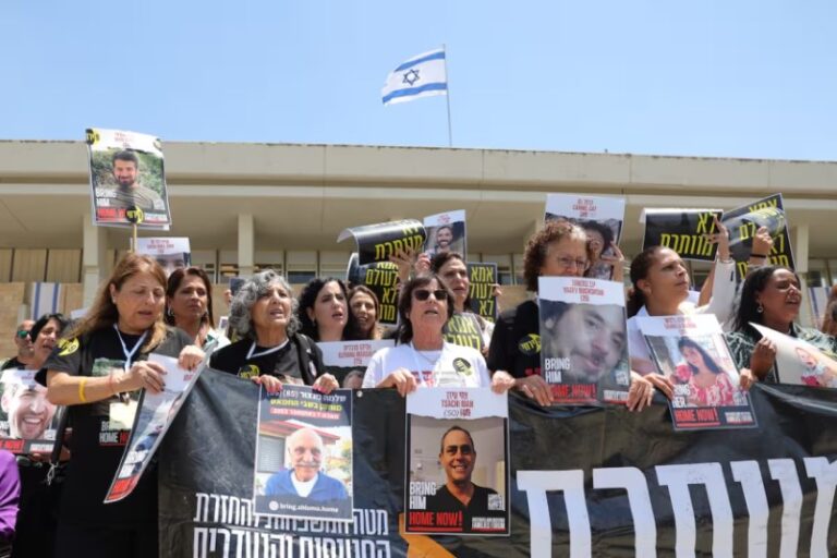 Familias de rehenes en Gaza exigen acuerdo a Netanyahu