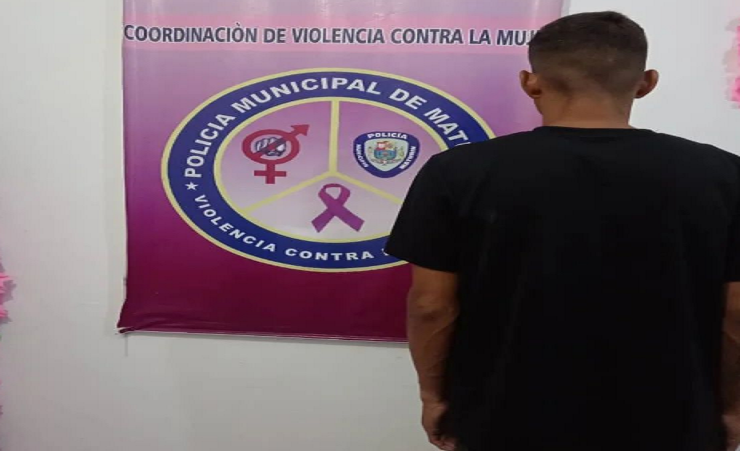 Detenido por golpear a su pareja y quemar su ropa