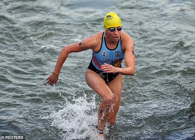 Triatleta belga Claire Michael se infectó de la bacteria e.coli tras nadar en el Sena