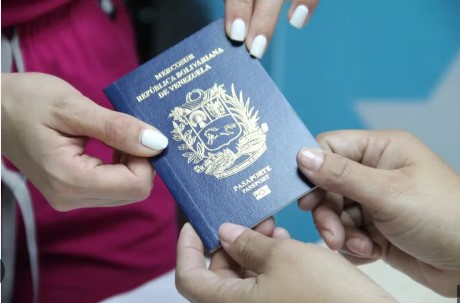 ONG: Gobierno de Maduro anula pasaportes a periodistas y defensores de DDHH