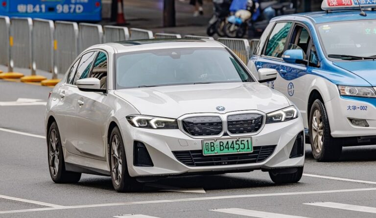 BMW retira más de un millón de vehículos en China por un problema con los airbags