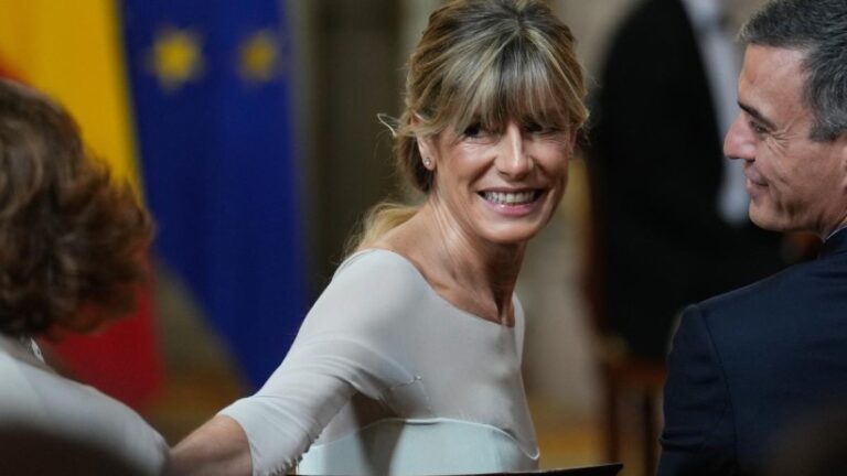 La esposa del presidente del gobierno de España se querella contra el juez que la investiga