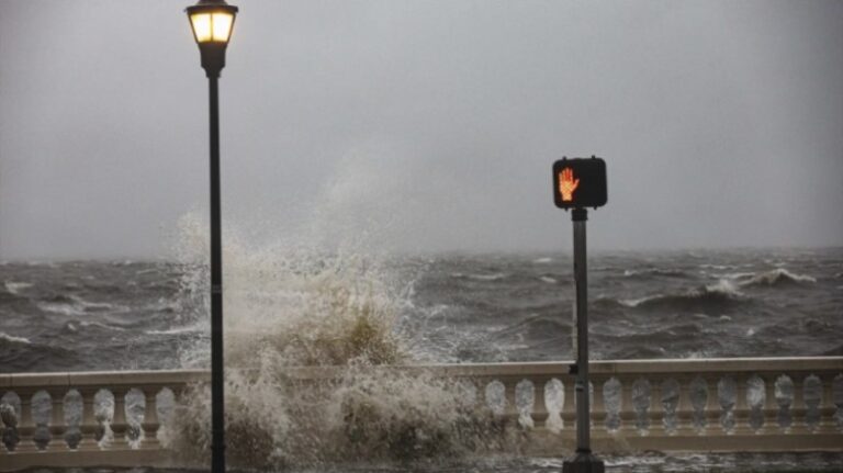 Debby se convierte en huracán y amenaza Florida