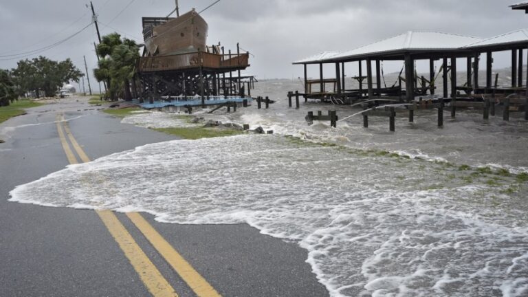 La tormenta tropical Debby avanza por el sureste de EEUU tras causar cinco muertos