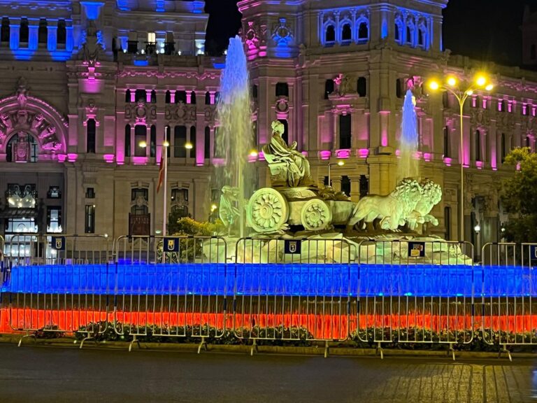 Palacio de Cibeles en Madrid se iluminó con los colores de la bandera de Venezuela