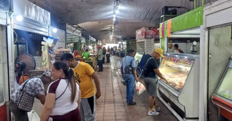 Mercado nuevo de Coro operativo pero con compras por el suelo debido a la baja afluencia de personas