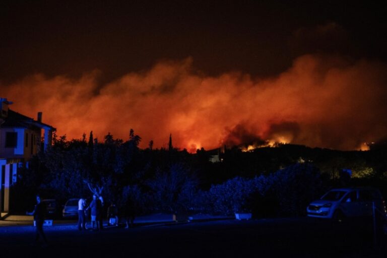 Grecia ordena evacuaciones por incendios cerca de Atenas