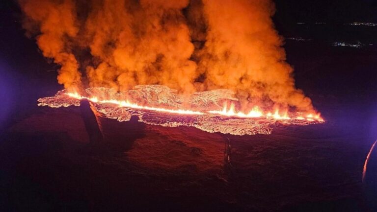 Se extiende la erupción volcánica en Islandia tras aparición de una segunda fisura