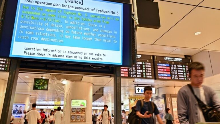 Japón cancela vuelos y trenes al acercarse tifón