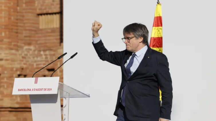 Puigdemont reaparece en acto en Barcelona junto al Parlament