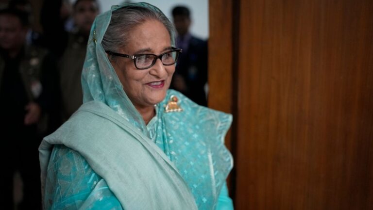 La primera ministra de Bangladesh abandonó el país