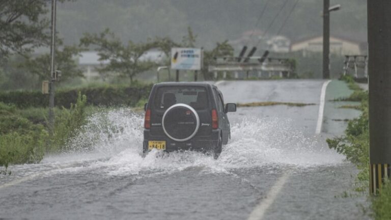 El tifón Shanshan avanza debilitado hacia el norte de Japón