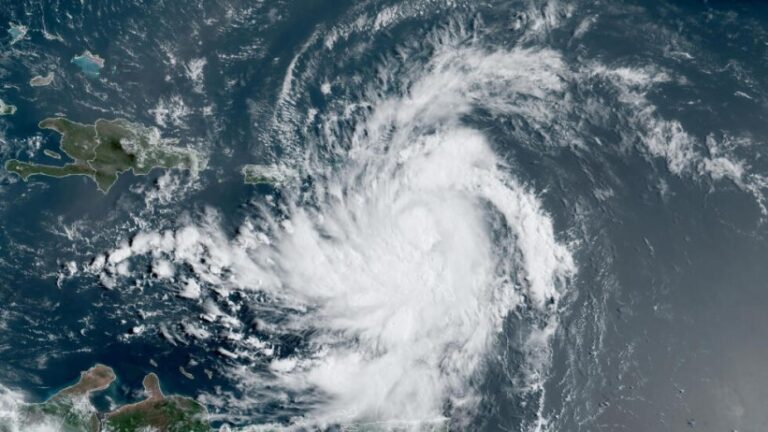 La tormenta tropical Ernesto avanza por las Antillas hacia Puerto Rico