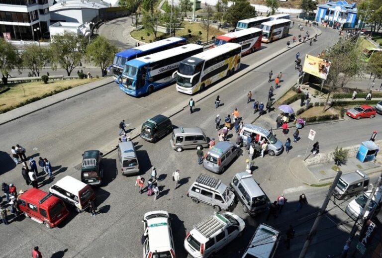 Transportistas bloquean carreteras en Bolivia por escasez de diésel y dólares