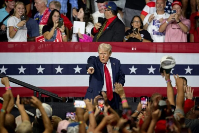 Trump contará con cristales antibalas alrededor del podio para los mítines al aire libre