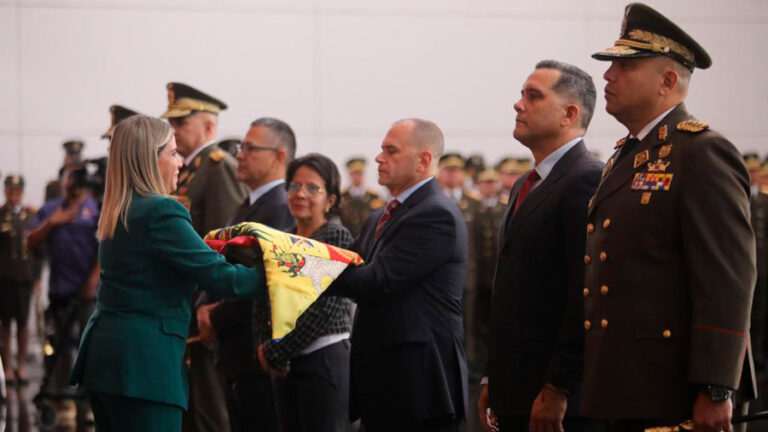 Autoridades nacionales rinden homenaje al tricolor nacional en su día