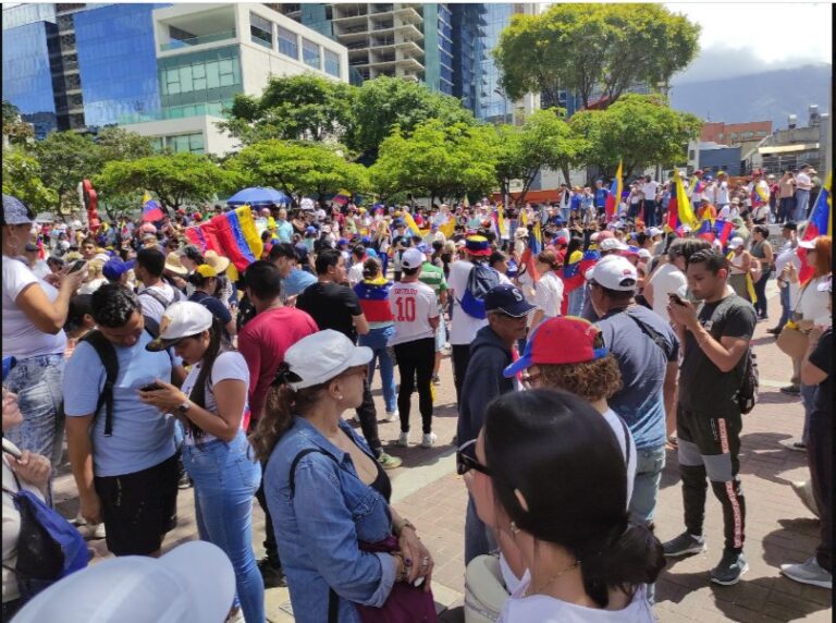 Oposición ya empezó a concentarse de manera pacífica en Las Mercedes, Caracas