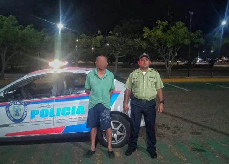 Detienen a hombre por mostrar sus genitales en la calle