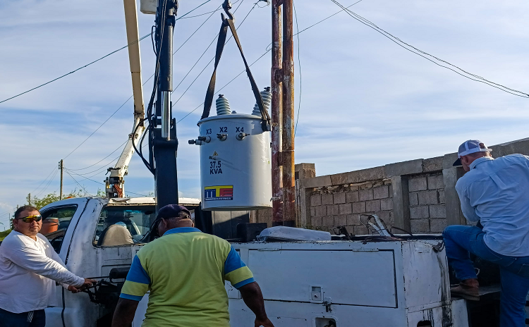 Atienden bote de aguas servidas e instalan transformador en la parroquia Punta Cardón