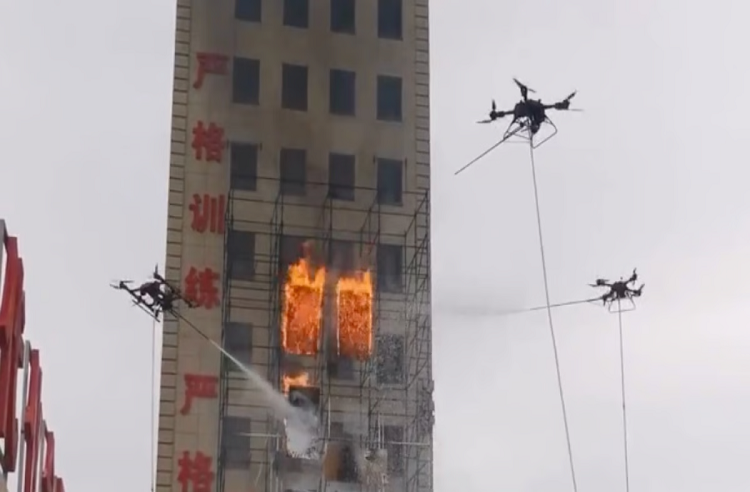 Drones extinguen un incendio en un rascacielos chino