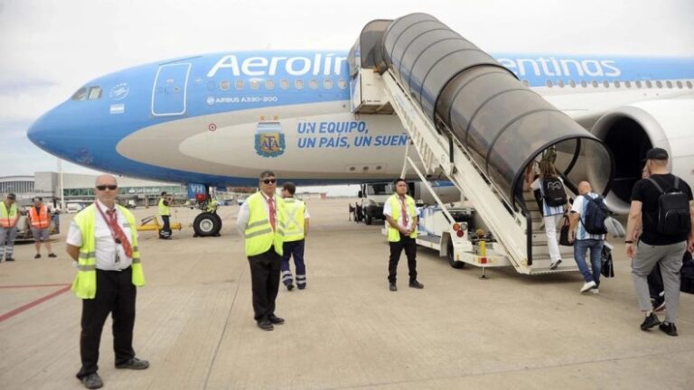 El gobierno argentino amenaza a los sindicatos con ceder a privados el control de Aerolíneas