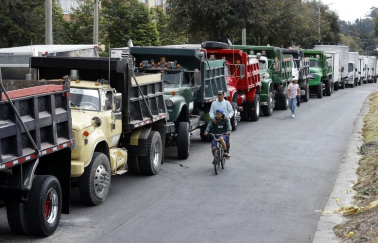 La policía comienza a despejar vías bloqueadas por la protesta de transportistas en Colombia