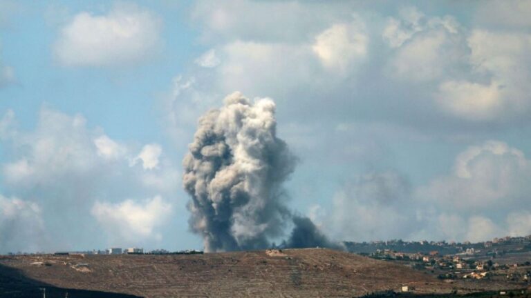 Israel sigue bombardeando Líbano y planea ofensiva terrestre