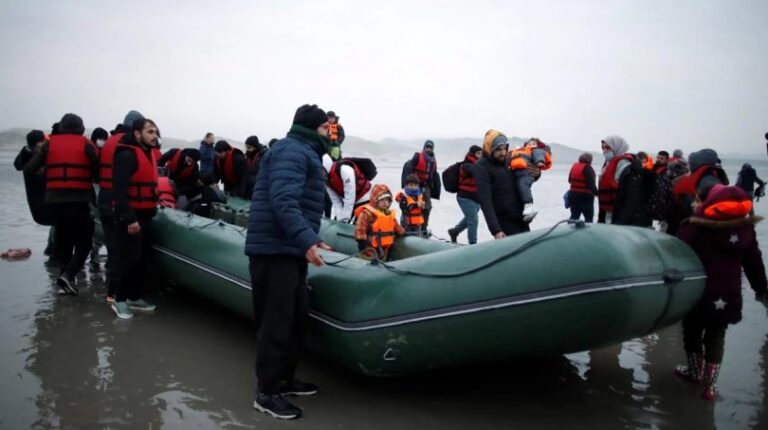 Más de 25.000 migrantes atravesaron el Canal de la Mancha en 2024, según cifras oficiales