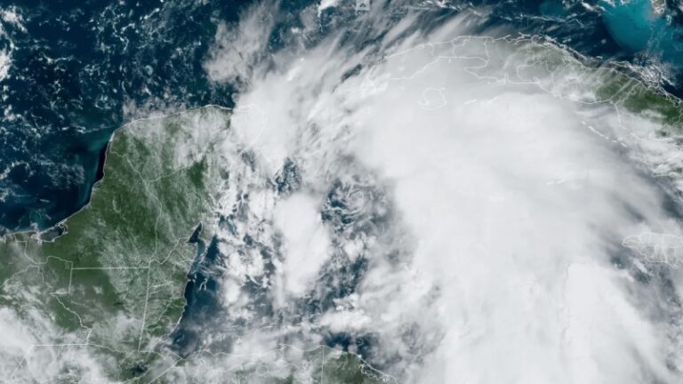 Florida se prepara para la llegada de la tormenta Helene como huracán