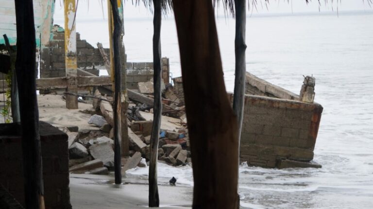 Dos muertos en México por paso de huracán John, degradado a tormenta tropical