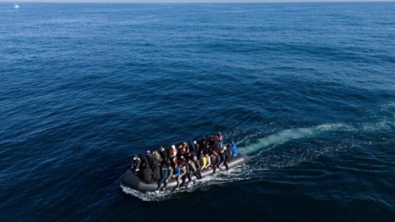 Naufragio de migrantes en el Canal de la Mancha deja 12 muertos