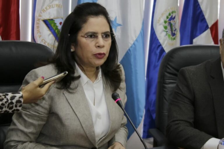 Presidenta de Honduras nombra nueva ministra de Defensa en medio de narcoescándalo