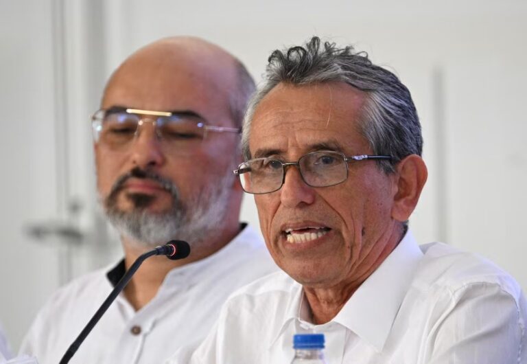 Jefe de disidencia de las FARC rechaza una paz “exprés” en Colombia