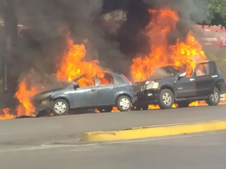 Dos vehículos se incendian en una estación de servicio en Maracay (+VIDEO)