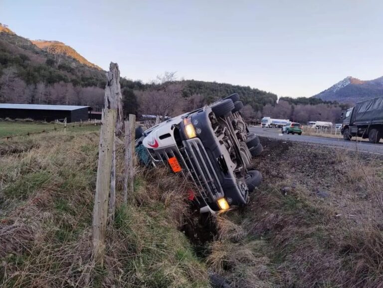 Un camionero murió en vuelco y otro falleció de un paro cardíaco mientras lo socorría