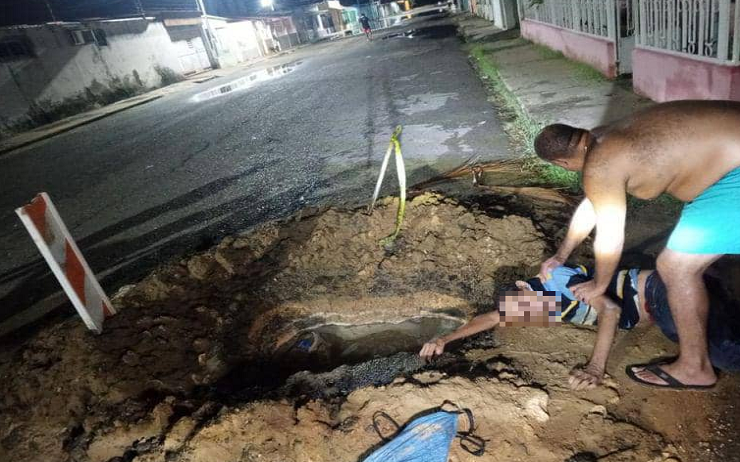 Rescatan a hombre de la tercera edad que se lesionó al caer en una fosa en Coro