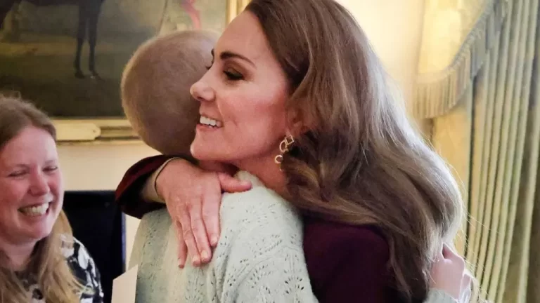 Kate Middleton se reúne con una niña enferma de cáncer tras terminar su quimioterapia