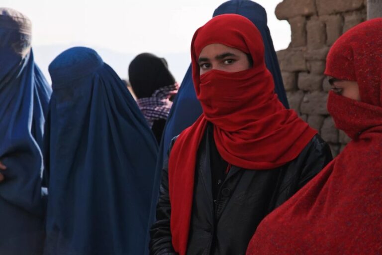 Toda mujer afgana puede aspirar al estatus de refugiado, dictamina la justicia europea