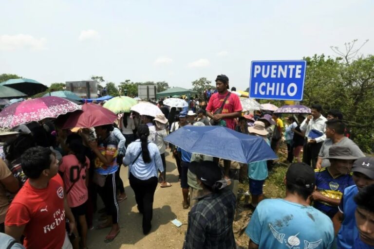 Bolivia está semiparalizada por los cortes de vías de seguidores de Morales