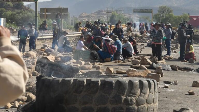 Campesinos afines a Evo Morales prevén radicalizar las protestas en Bolivia