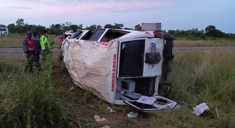 Un bebé murió y su madre quedó herida en vuelco de ambulancia en Bolívar