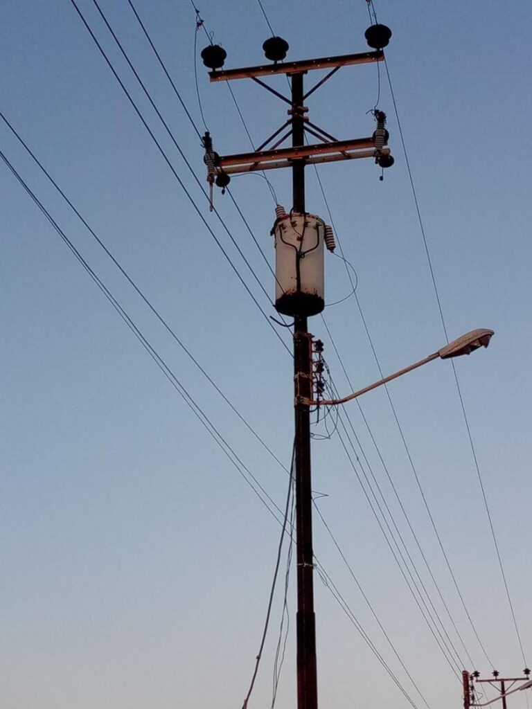 Rayo impactó contra poste y dejó sin luz a familias del sector Bicentenario