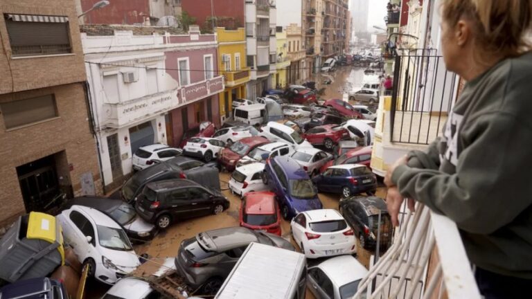 Residentes atónitos y rescatistas desbordados ante las inundaciones en España