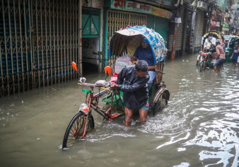 Al menos 20 muertos en inundaciones y corrimientos de tierra en India y Bangladés