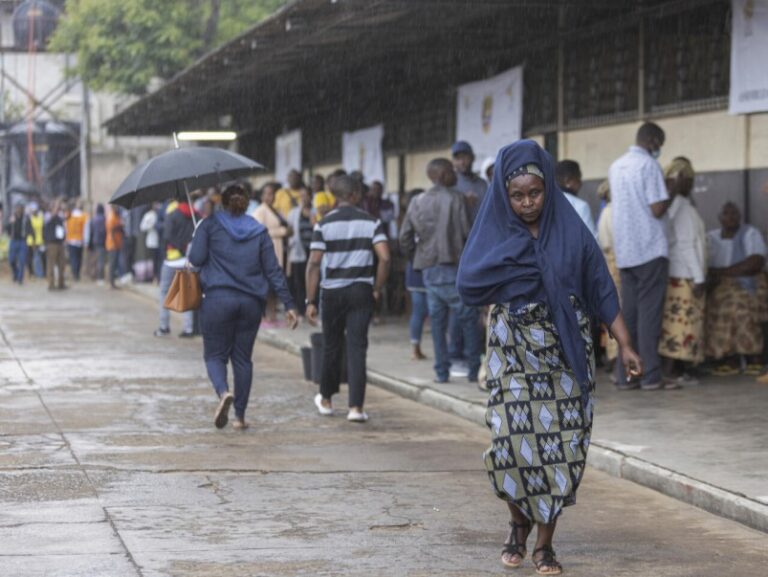 Mozambique abre la votación para elegir presidente y parlamento en un clima de tensión